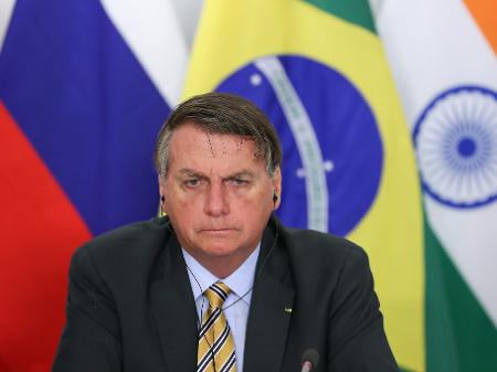 Bolsonaro afaga China e agradece liberação de insumo para Coronavac